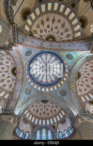 Niedrigen Winkel Blick auf die wichtigsten Kuppel im Inneren des Sultan Ahmed Mosque oder blaue Moschee, Sultanahmet, Istanbul, Türkei Stockfoto