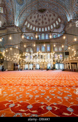 Niedrigen Winkel Ansicht aus dem Gebetsbereich innerhalb der Sultan Ahmed Mosque oder blaue Moschee, Sultanahmet, Istanbul, Türkei Stockfoto