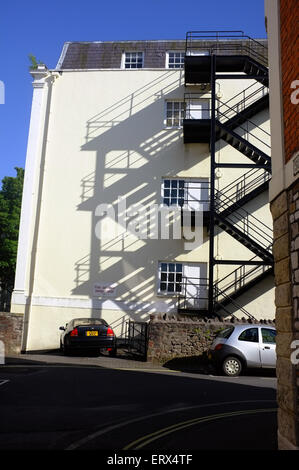 Eine Zick-Zack-Feuerleiter an der Außenseite der Wohnblock im Bereich Clifton Bristol. Stockfoto