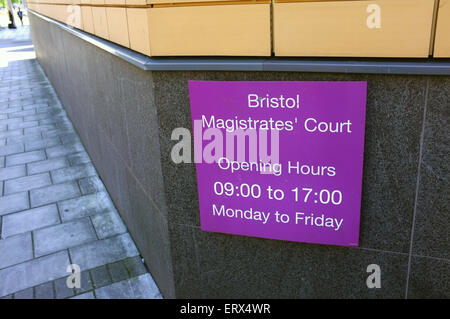 Ein Öffnungszeiten Zeichen außerhalb der Bristol Magistrates' Court. Stockfoto