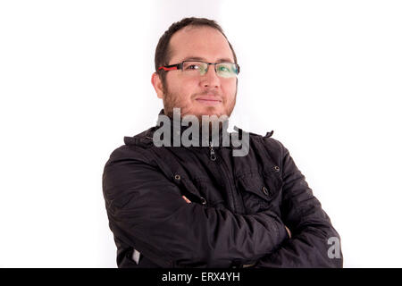 Porträt von gut aussehenden jungen Mann mit Brille vor weißem Hintergrund Stockfoto