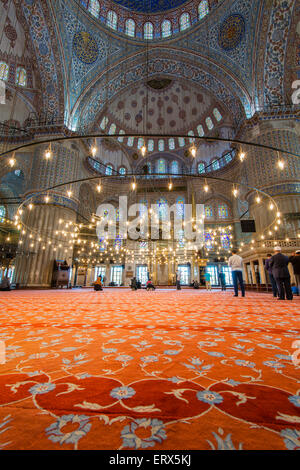 Niedrigen Winkel Ansicht aus dem Gebetsbereich innerhalb der Sultan Ahmed Mosque oder blaue Moschee, Sultanahmet, Istanbul, Türkei Stockfoto