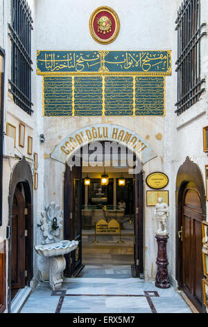 Eingang des Hamam Cagaloglu Hamami, Istanbul, Türkei Stockfoto