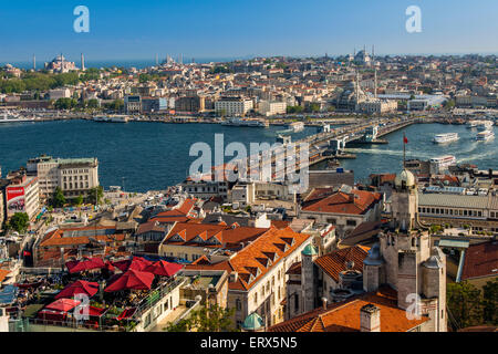 Die Skyline der Stadt mit Galata-Brücke und das Goldene Horn, Istanbul, Türkei Stockfoto