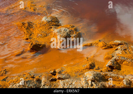 Rio Tinto Verschmutzung, Villarrasa, Huelva Provinz, Region von Andalusien, Spanien, Europa Stockfoto