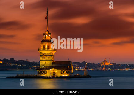 Malerischer Sonnenuntergang über Maiden Tower oder Kiz Kulesi, Üsküdar, Istanbul, Türkei Stockfoto