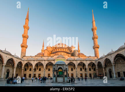 Blick auf den Sonnenuntergang im Innenhof des Sultan Ahmed Mosque oder blaue Moschee, Sultanahmet, Istanbul, Türkei Stockfoto