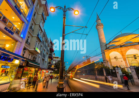 Nachtansicht der Divanyolu Street im Stadtteil Sultanahmet, Istanbul, Türkei Stockfoto