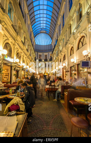 Nachtansicht Cicek Pasaji oder Blume Passage, einem historischen Arcade auf Istiklal Caddesi, Beyoglu, Istanbul, Türkei Stockfoto