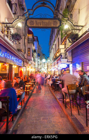 Nachtleben in Nevizade Straße, Beyoglu, Istanbul, Türkei Stockfoto