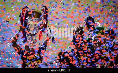 Berlin, Deutschland. 6. Juni 2015. Barcelonas Spieler mit der Trophäe während der letzten Fußball-UEFA Champions League Spiel zwischen Juventus FC und dem FC Barcelona im Olympiastadion in Berlin, Deutschland, 6. Juni 2015. Foto: Thomas Eisenhuth/Dpa/Alamy Live News Stockfoto