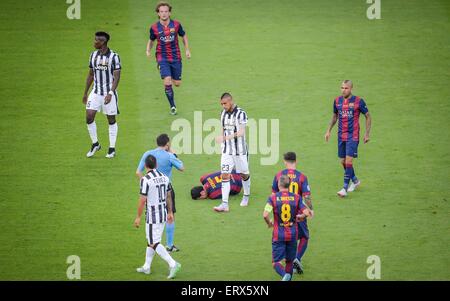 Turins Arturo Vidal und Barcelonas Sergio Busquets während der letzten Fußball-UEFA Champions League Spiel zwischen Juventus FC und dem FC Barcelona im Olympiastadion in Berlin, Deutschland, 6. Juni 2015. Foto: Thomas Eisenhuth/dpa Stockfoto