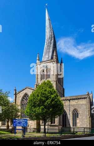 Die Kirche St. Mary und Allerheiligen mit seinen berühmten Crooked Spire, Chesterfield, Derbyshire, England, UK Stockfoto