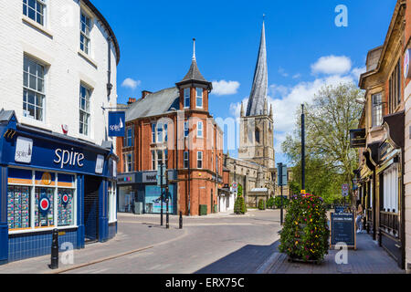 Burlington Street im Zentrum der Stadt mit Blick auf Kirche St. Maria und alle Heiligen mit seinem schiefen Turm, Chesterfield, Derbyshire, UK