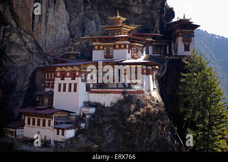 Blick auf Paro Taktsang auch bekannt als das Taktsang Palphug Kloster und das Tigernest) eine prominente Himalaya-buddhistische heilige Stätte und Tempelkomplex in der Klippe des oberen Paro-Tal in Bhutan. Stockfoto