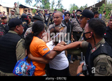 Manado, Indonesien. 9. Juni 2015. Staatsdienst Polizeieinheit (Satpol PP) Zusammenstoß mit den Bewohnern als Abriss der illegalen Bauten im Dorf, die, das pangiang begonnen. Die Auseinandersetzungen ausgelöst, wenn die zwei Hektar Land das gehört zu packte das Multi-Essen von den Bewohnern, da sie es als Regierungen Eigentum behaupten. © Inayah Azmi Atifah/Pacific Press/Alamy Live-Nachrichten Stockfoto