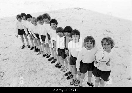 Wenig Downham-jungen-Team, bestehend aus 10 jährigen von Downham Foeffees Junior School, in der Nähe von Ely, Cambridgeshire, 2. Dezember 1973. Daily Mirror Schulmannschaft des Monats für November. Das Team von Direktor Tony Hurlin trainiert, selten gewinnen ein Spiel, aber h Stockfoto