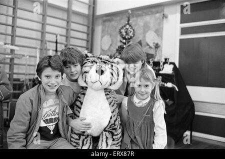 Upperthong Junior und Vorschule Selbsthilfegruppe jährliche Messe, die Kinder mit einem ausgestopften Tiger darstellen. 7. Dezember 1985. Stockfoto