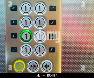 Knöpfe im Aufzug: in welchem Stockwerk sind Sie?  nur eine Wahl: Erdgeschoss, nur Nummer eins Stockfoto