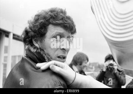 Fototermin, neuen Arzt, Schauspieler Tom Baker - 4. Arzt - im Bild mit Assistentin Sarah Jane Smith gespielt von der Schauspielerin Elisabeth Sladen 15. Februar 1974 einzuführen. Stockfoto