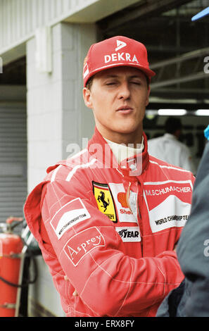 Michael Schumacher geboren 3. Januar 1969 ist ein ehemaliger deutscher Rennfahrer. Schumacher ist eine siebenfache Formel-1-Weltmeister und gilt weithin als eines der größten F1-Fahrer aller Zeiten. Er hält viele Formel-1 Fahrer Aufzeichnungen, einschließlich die meisten Meisterschaften Rennsiege schnellste Rennrunden-Positionen Pole und die meisten Rennen in einer Saison - 13 im Jahr 2004 gewann. Im Jahr 2002 wurde er der einzige Fahrer in der Formel1 Geschichte, in die Top drei in jedem Rennen der Saison zu beenden und dann auch brach der Rekord für die meisten aufeinander folgenden Podium endet. Laut der offiziellen Formel-1-Website ist er Stockfoto