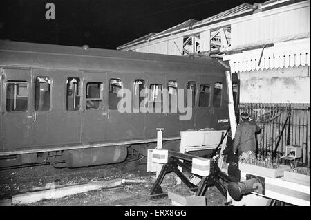 Schiene Unfall in Sheerness-on-Sea-Station: um 18:57 auf Freitag, 26. Februar 1971, den 17:16 von Victoria-Dienst konnte nicht aufhören. Infolgedessen der zehn-Wagen-Zug abgerissen, der Puffer hält, die den führenden Trainer fehlen vorderen Drehgestell auf die Bahnhofshalle gesendet. Der führenden Trainer fuhr fort, der Buchung Halle die Hälfte des Empfangsgebäudes Holz zerstören die bis dahin von seinem 1883 Aussehen nahezu unverändert geblieben. Der Unfall führte einen Todesfall und dreizehn. Stockfoto