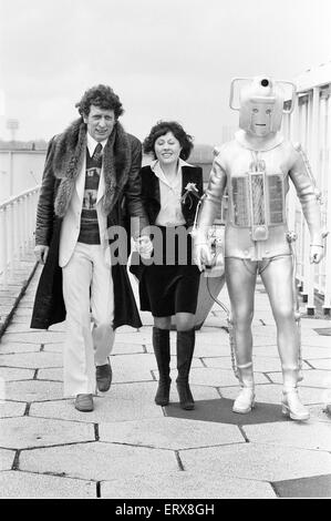 Fototermin, neuen Arzt, Schauspieler Tom Baker - 4. Arzt - im Bild mit Assistentin Sarah Jane Smith gespielt von der Schauspielerin Elisabeth Sladen 15. Februar 1974 einzuführen. Stockfoto