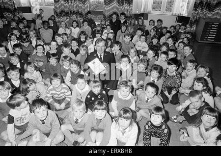 Linthwaite Church Of England Schülerinnen und Schülern mit einer Sicherheitsbescheinigung Straße durch Supt. Allan Dobson, Sub divisional Officer für Holmfirth Polizei präsentiert. 18. Januar 1989. Stockfoto