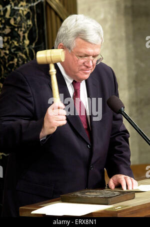 Washington, DC - 28. Januar 2003 - der Sprecher des United States House Of Representatives Dennis Hastert (Republikaner von Illinois) gavels der gemeinsamen Sitzung des Kongresses, eine enge folgende US-Präsident George W. Bushs Rede zur Lage der Union. Bildnachweis: Ron Sachs/CNP - kein Draht-Dienst- Stockfoto