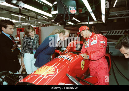 Michael Schumacher geboren 3. Januar 1969 ist ein ehemaliger deutscher Rennfahrer. Schumacher ist eine siebenfache Formel-1-Weltmeister und gilt weithin als eines der größten F1-Fahrer aller Zeiten. Er hält viele Formel-1 Fahrer Aufzeichnungen, einschließlich die meisten Meisterschaften Rennsiege schnellste Rennrunden-Positionen Pole und die meisten Rennen in einer Saison - 13 im Jahr 2004 gewann. Im Jahr 2002 wurde er der einzige Fahrer in der Formel1 Geschichte, in die Top drei in jedem Rennen der Saison zu beenden und dann auch brach der Rekord für die meisten aufeinander folgenden Podium endet. Laut der offiziellen Formel-1-Website ist er Stockfoto