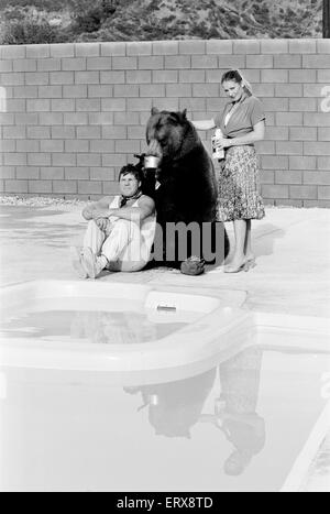 Hercules der Grizzlybär mit Besitzer Andy & Maggie Robin, auf seine neue Heimat in Kalifornien, USA, 10. Februar 1983. Die Verbindung ist in Newhall, 40 Meilen von Los Angeles. Stockfoto