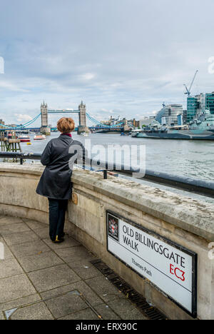 Weibchen auf Old Billingsgate Walk mit Tower Bridge im Hintergrund. Stockfoto