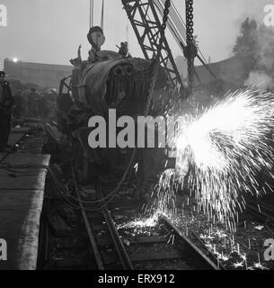 Die Egge und Wealdstone Schiene Abbruch war eine drei Zug-Kollision an der Egge und Wealdstone Station in London bei 08:19 am 8. Oktober 1952. Ein d-Zug von Perth Schottland kollidierte mit Geschwindigkeit in den hinteren Teil der Tring, Euston Dienstleistung Personenzug, die am Bahnhof stehen geblieben; innerhalb weniger Sekunden dieser Kollision der Euston nach Liverpool express-Zug mit Geschwindigkeit in die entgegengesetzte Richtung stürzte in der Perth-Zug-Lokomotive. Es waren die schlimmsten Friedenszeiten Schiene Abbruch im Vereinigten Königreich es 112 Todesfälle. Unser Bild zeigt: Die Überreste eines der Dampf Stockfoto