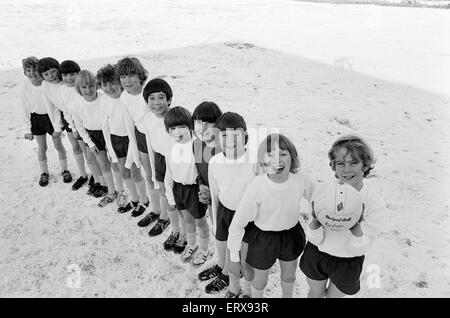 Wenig Downham-jungen-Team, bestehend aus 10 jährigen von Downham Foeffees Junior School, in der Nähe von Ely, Cambridgeshire, 2. Dezember 1973. Daily Mirror Schulmannschaft des Monats für November. Das Team von Direktor Tony Hurlin trainiert, selten gewinnen ein Spiel, aber h Stockfoto