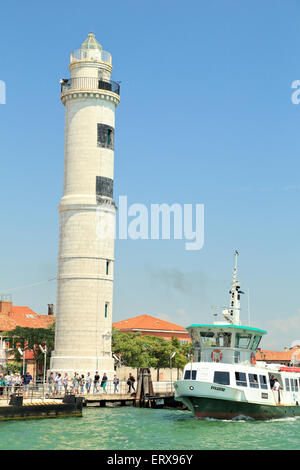 Leuchtturm der Insel Isola di Murano, Venedig. Vaporetto VIVARINI Linie 12. Stockfoto