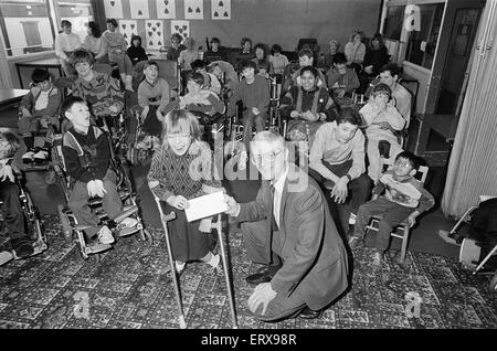 Holly Bank Scheck Präsentation von der Freunde von Holly Bank, 1.264 Pfund angesprochen, die in neuen Räumlichkeiten in Mirfield Richtung gehen wird. 20. Januar 1989. Stockfoto