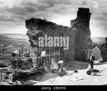 DINAS Bran Castle, einer mittelalterlichen Burg steht hoch auf einem Hügel über der Stadt von Llangollen in Denbighshire, Wales. 24. August 1971. Im Bild, Umbau auf einen der Bögen. Stockfoto