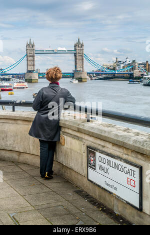 Weibliche auf Old Billingsgate Spaziergang in Richtung Tower Bridge. London. Stockfoto