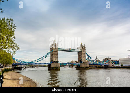 Tower Bridge vom nördlichen Ufer der Themse aus gesehen, London, Großbritannien. Stockfoto