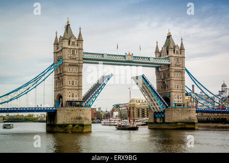 Tower Bridge, London, UK. Offen mit Boot auf der Durchreise. Stockfoto