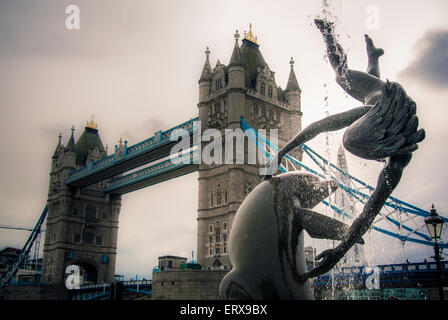 "Mädchen mit einem Delfin" Statue von David Wynne (1973) an der Tower Bridge, London, UK. Stockfoto