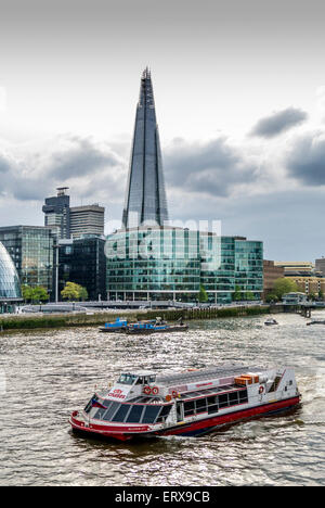 Die Scherbe mit City Cruises Boot auf der Themse, London, UK. Stockfoto