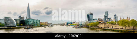 Panoramablick auf die Themse von der Tower Bridge zeigt City Hall, The Shard, HMS Belfast, London Bridge, Northern und Shel Stockfoto