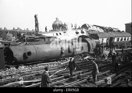 Die Egge und Wealdstone Schiene Abbruch war eine drei Zug-Kollision an der Egge und Wealdstone Station in London, um 08:19 am 8. Oktober 1952. Ein d-Zug von Perth, Schottland kollidierte mit Geschwindigkeit in den hinteren Teil der Tring, Euston Dienstleistung Personenzug, die am Bahnhof stehen geblieben; innerhalb von ein paar Sekunden diese Kollision stürzte der Euston Liverpool-Expresszug mit Geschwindigkeit in die entgegengesetzte Richtung, in der Perth-Zug-Lokomotive. Es waren die schlimmsten Friedenszeiten Schiene Abbruch im Vereinigten Königreich es 112 Todesfälle. Unser Bild zeigt: Eine der Lokomotiven der Baum Stockfoto