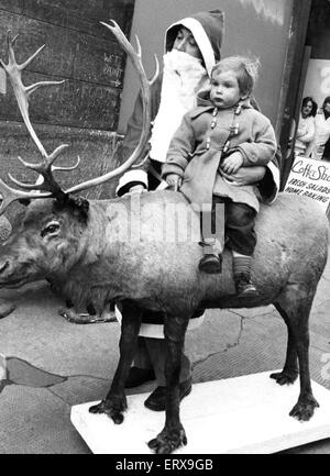 Billy Cadell trafen sich Santa und Rudolph das Rentier in Market Street, Edinburgh. Santa und Rudolph waren auf dem Weg nach Edinburgh Fruit Market Gallery das Rentier in einem Scottish Arts Council Ausstellung über Weihnachtsbräuche unten aufgenommen wird die Stockfoto