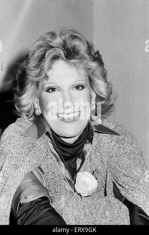 Sängerin Dusty Springfield im Bild einer t einem Fototermin im Savoy Hotel in London, um ihr erstes Album in vier Jahren zu starten. Sie feiert ihr Comeback nach einer fünfjährigen Pause in Kalifornien. 2. Februar 1978. Stockfoto