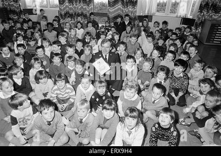 Linthwaite Church Of England Schülerinnen und Schülern mit einer Sicherheitsbescheinigung Straße durch Supt. Allan Dobson, Sub divisional Officer für Holmfirth Polizei präsentiert. 18. Januar 1989. Stockfoto