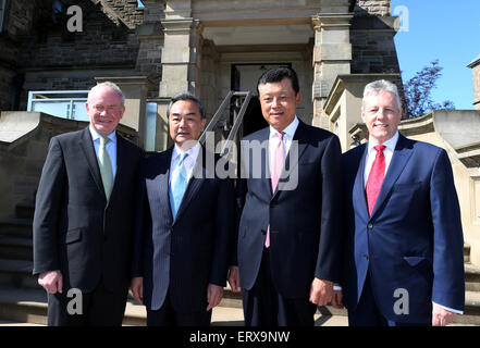 Belfast, Großbritannien. 8. Juni 2015. Chinesischen Außenminister Wang Yi (2 L), chinesischer Botschafter in Großbritannien Liu Xiaoming (2. R), erster Minister von Nordirland Peter D Robinson (1. R) und stellvertretende erste Minister von Nordirland Martin McGuinness posieren für ein Foto bei ihrem Treffen in Belfast, Großbritannien, 8. Juni 2015. Wang Yi am Montag eröffnet Chinas neueste General Konsulat hier in Belfast, die Hauptstadt Großbritanniens Nordirland Region. © Han Yan/Xinhua/Alamy Live-Nachrichten Stockfoto