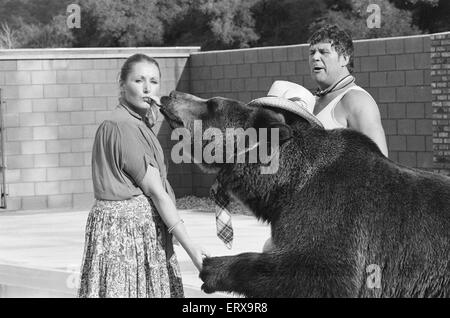 Hercules der Grizzlybär mit Besitzer Andy & Maggie Robin, auf seine neue Heimat in Kalifornien, USA, 10. Februar 1983. Die Verbindung ist in Newhall, 40 Meilen von Los Angeles. Im Bild. Hercules, Cowboy-Hut und schottische Krawatte tragen. Stockfoto