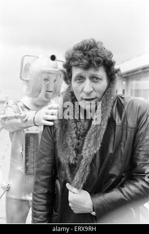 Fototermin, neuen Arzt, Schauspieler Tom Baker - 4. Arzt - im Bild mit Assistentin Sarah Jane Smith gespielt von der Schauspielerin Elisabeth Sladen 15. Februar 1974 einzuführen. Stockfoto